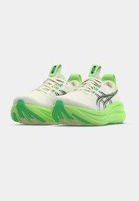 Chaussures de sport blanches avec des accents vert néon, dotées d'une tige texturée, d'une semelle épaisse verte et d'un design épuré avec un logo noir.