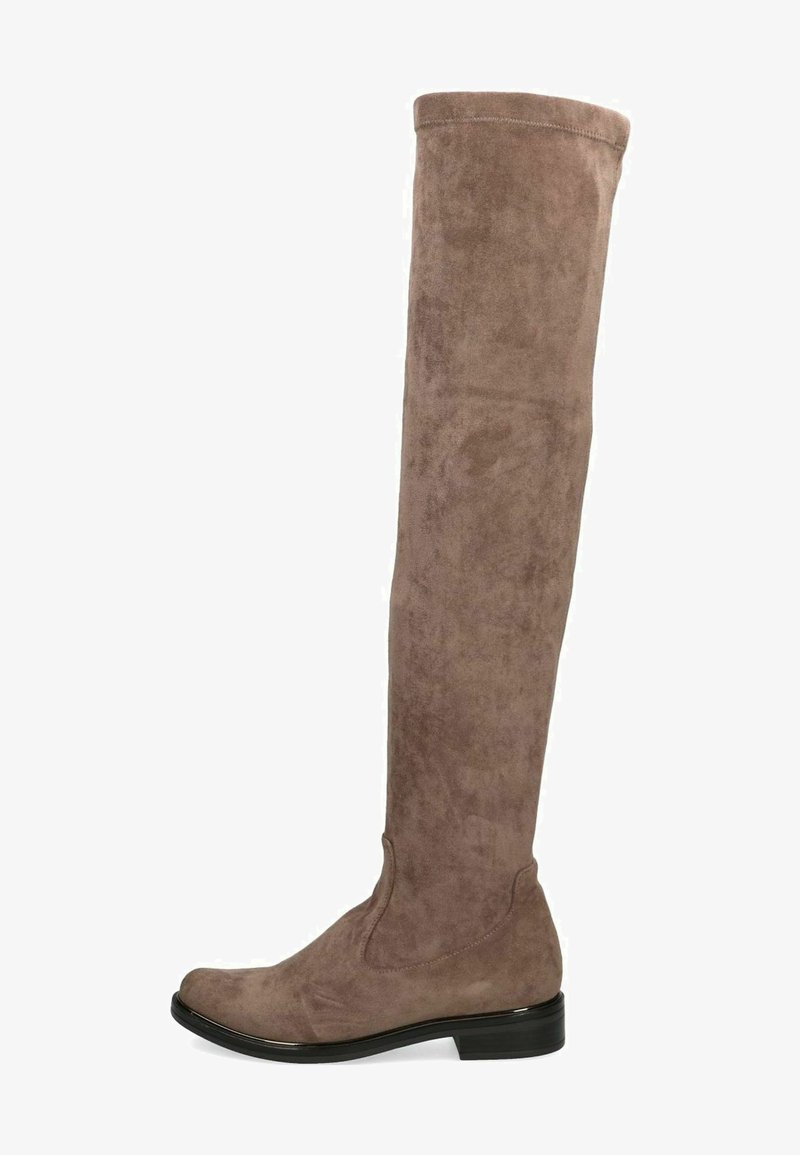 Bottes au-dessus du genou en daim marron doux avec une texture lisse, bout arrondi et talon noir bas. Design simple sans matériel visible.