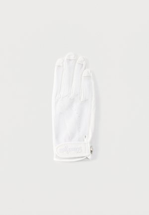 Biela golfová rukavica z sieťoviny s nastaviteľným remienkom a zapínaním na patentku, položená na rovnej ploche s natiahnutými prstami.