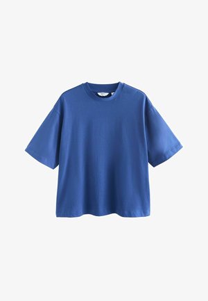 Sinine puuvillane T-särk lühikeste varrukatega, ümmarguse kaelusega, lahtine lõige ja sile tekstuur. Ei mingit nähtavat mustrit või aksessuaare. Lihtne disain.