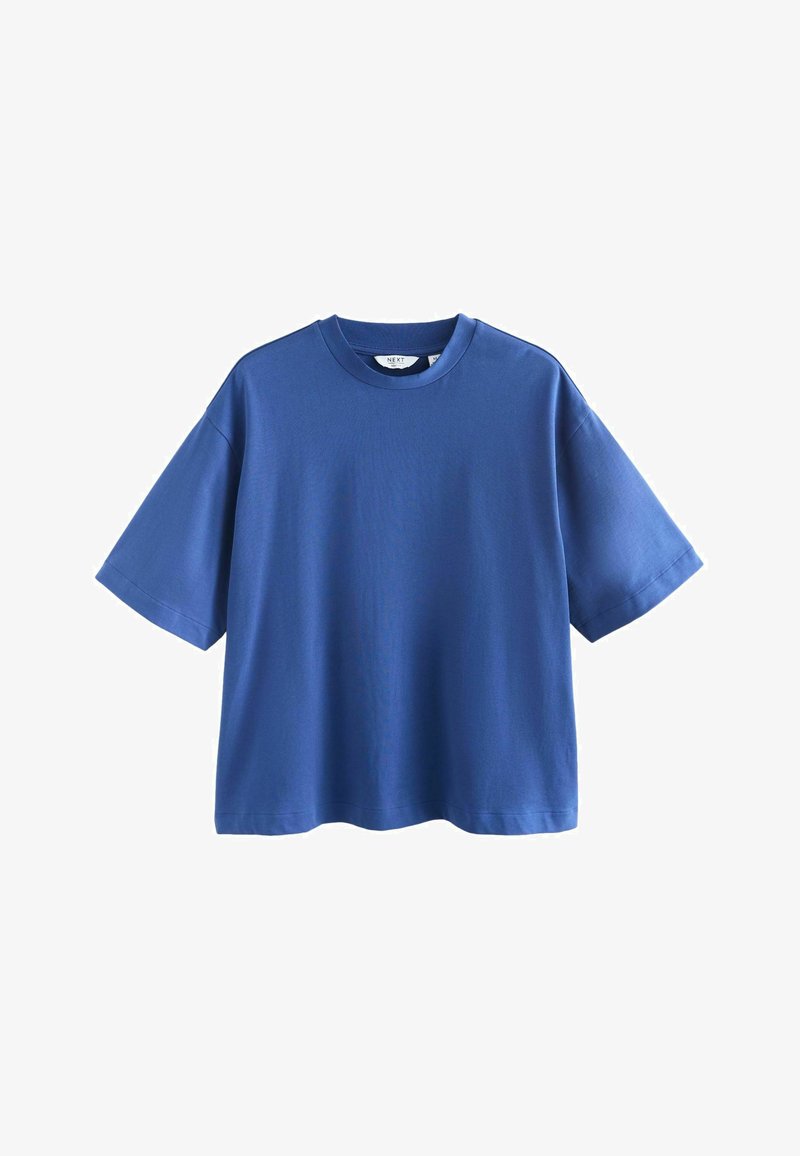 Kék pamut póló rövid ujjakkal, kerek nyakkivágással, laza szabással és sima textúrával. Nincs látható minta vagy kiegészítő. Egyszerű dizájn.