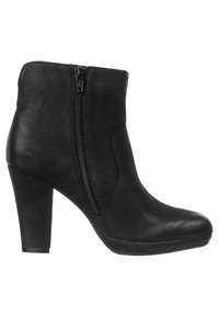 Bottine noire en faux cuir texturé, avec une fermeture éclair sur le côté, un bout rond et un talon bloc haut pour plus de hauteur.
