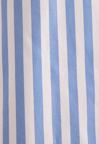 Katoenen stof met verticale strepen in lichtblauw en wit, met een gladde textuur en een gelijkmatig patroon over het oppervlak.