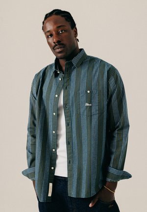 BLKVIS, SCRIPT HEAVY  - Chemise - sea moss
