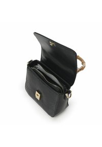 Borsa a mano in pelle nera con un motivo texturizzato, hardware dorato e manico in bambù. L'interno presenta diversi scomparti e una cerniera.
