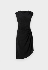 Černé šaty s překládaným designem, krátkými rukávy a zkroucenými detaily v pase. Mají jemnou, splývavou tkaninu s délkou ke kolenům.