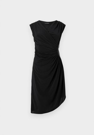 Μαύρο φόρεμα με σχέδιο περιτυλίγματος, κοντά μανίκια και στριφτό λεπτομέρεια στη μέση. Υποστηρίζει μαλακό, ρέον ύφασμα με μήκος μέχρι το γόνατο.