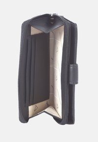 Zwarte leren portemonnee, met ritssluiting, meerdere kaartsleuven, gladde buitenkant, beige interieur met geometrisch patroon.