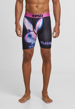 Bóxer negro con un acabado brillante, que presenta un diseño colorido del logo de Playboy y una cinturilla rosa. La longitud se extiende hasta la mitad del muslo.