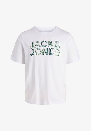 Balta īsroku T-krekls ar tekstu "JACK & JONES" zaļā lapu rakstā pāri krūtīm.