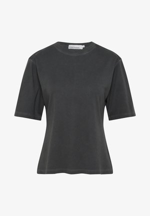 Sötét szürke póló, kerek nyakkivágással, rövid ujjakkal és laza szabással. Puha anyagból készült, sima textúrával. Minimalista design.