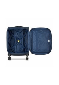 Maleta azul marino con dos compartimentos, correas elásticas cruzadas, bolsillo de malla, cierre de cremallera y cuatro ruedas para facilitar el transporte.