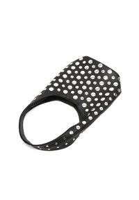 Schwarze Leder-Handtasche in rechteckiger Form, mit gleichmäßig verteilten silbernen Niete-Akzenten auf der Oberfläche.