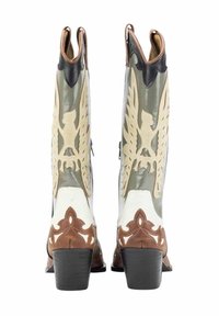 Botas de estilo western que combinan cuero blanco, marrón y verde oliva, con intrincados diseños alados y un tacón cuadrado.