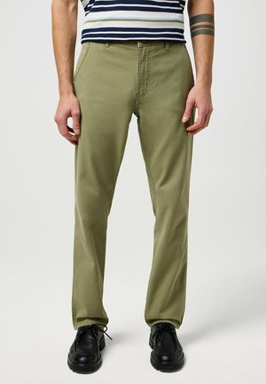 Wrangler REGULAR - Pantalones chinos - aloe