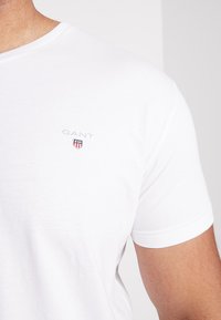 GANT THE ORIGINAL SLIM V NECK  - Trükipildiga T-särk - white