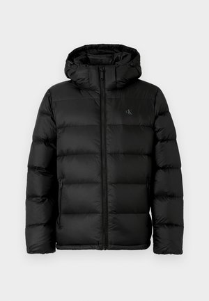 Czarna kurtka puchowa z zamkiem z przodu, kapturem i pikowanym wzorem. Posiada poziome przeszycia i małe logo na klatce piersiowej.