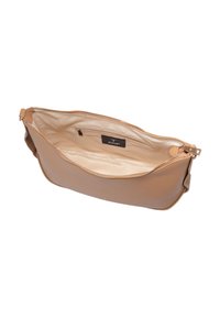 Borsa a spalla in pelle beige con cerniera aperta, interno in tessuto beige e piccola tasca con zip con patch con logo Joop! all'interno.