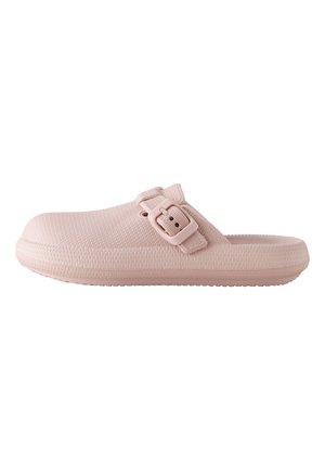 Hellrosa Slip-On-Clogs mit strukturierter Oberfläche und verstellbarem Schnallenriemen oben, flacher Sohle und geschlossenem Zehendesign.
