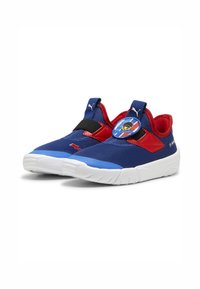 Kék textil slip-on cipők piros részletekkel és fehér talppal. Elöl rugalmas pánttal és kerek logó címkével a felső részen.