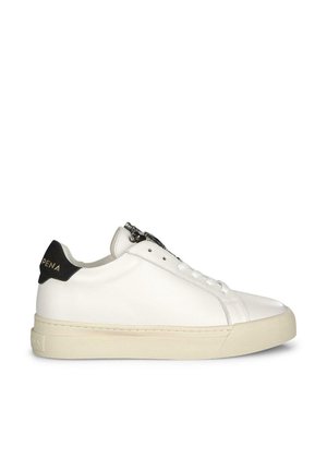 Sneaker bianco in pelle con una robusta suola in gomma color crema, cuciture grigie e un accento nero sul tallone con testo dorato. Dettaglio con zip sul lato.