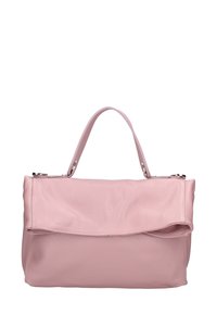Borsa a tracolla in vera pelle rosa con una texture morbida, un manico singolo sulla parte superiore e una chiusura a pattina. Accentuata da accessori metallici circolari.