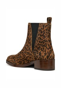 Botín de ante marrón hasta el tobillo con un patrón de leopardo, paneles laterales elásticos y un tacón de madera apilada. Punta redondeada y detalles de textura presentes.