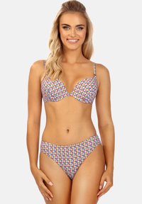 Zestaw bikini z wielokolorowym geometrycznym wzorem. Posiada usztywniany top z regulowanymi ramiączkami oraz dopasowane majtki z wysokim stanem. Gładki materiał.
