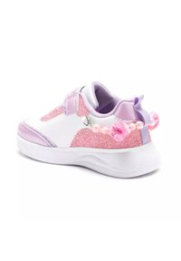 Sneaker bianca con accenti rosa e viola, caratterizzata da materiale glitterato sui lati e un dettaglio decorativo in perle sul retro.