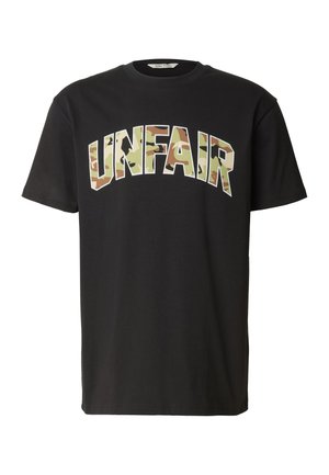 Sort t-shirt med korte ærmer med fede bogstaver i camouflagemønster, der staver "UNFAIR" hen over brystet.