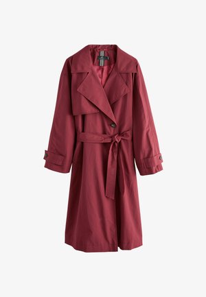 Long manteau bourgogne avec grands revers, taille ceinturée, poignets boutonnés et fermeture à un bouton, présenté sur fond blanc.