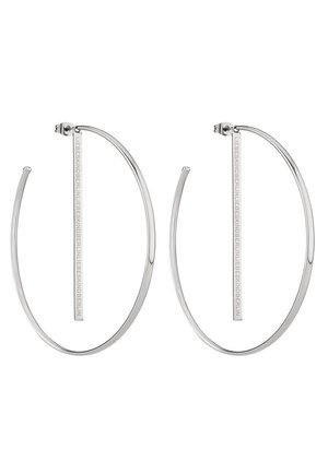 Paire de grandes boucles d'oreilles créoles en argent avec une barre verticale à l'intérieur de chaque créole gravée du texte "LIEBESKIND BERLIN".
