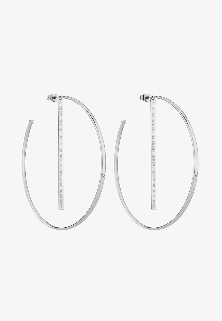 Paire de grandes boucles d'oreilles créoles en argent avec une barre verticale à l'intérieur de chaque créole gravée du texte "LIEBESKIND BERLIN".