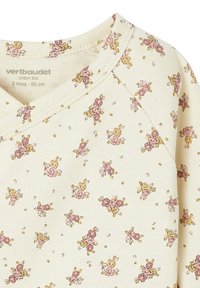 Ecrufarbenes Baby-Body mit kleinem rosa und gelbem Blumenmuster, überlappendem Schulterdesign und "vertbaudet"-Markenlabel innen.