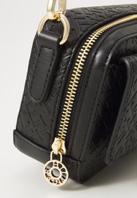 Tommy Hilfiger ICON CAMERA BAG MONO - Keresztpántos táska - black