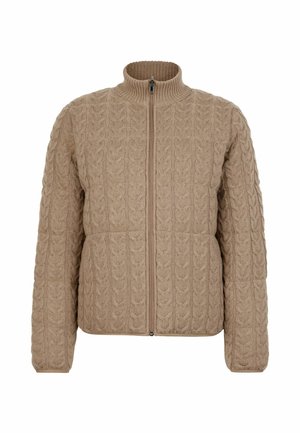 Karmelowa dzianinowa kurtka z wysokim kołnierzem, zamkiem na przodzie i teksturowanym splotem warkoczowym. Długie rękawy i ściągacze na mankietach dopełniają design.