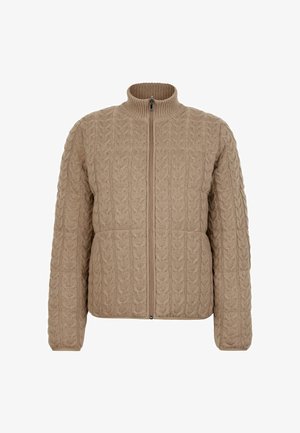 Karmelowa dzianinowa kurtka z wysokim kołnierzem, zamkiem na przodzie i teksturowanym splotem warkoczowym. Długie rękawy i ściągacze na mankietach dopełniają design.