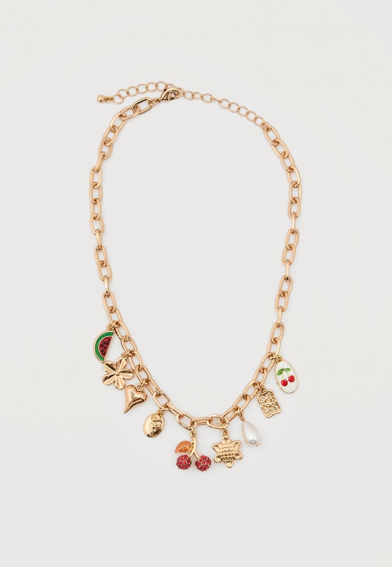 Collier chaîne en or avec des pendentifs comprenant une tranche de pastèque, une fleur, un cœur, une cerise, une perle et des formes ornées en or sur fond blanc.