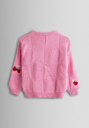 Różowy sweter dziany z wzorem w kratę z teksturowanymi kwadratami, ściągaczami przy mankietach i haftowanymi truskawkami na rękawach.