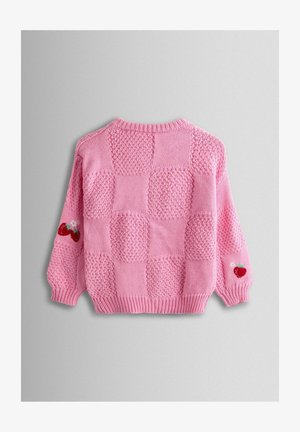 Lyserød striktrøje med ternet mønster med teksturerede firkanter, ribstrikkede manchetter og broderede jordbær på ærmerne.