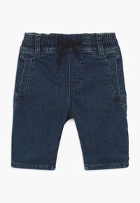 Pantalones cortos de mezclilla azul oscuro para niños pequeños con cintura elástica, cordón negro, passadores y bolsillos laterales sobre un fondo blanco.