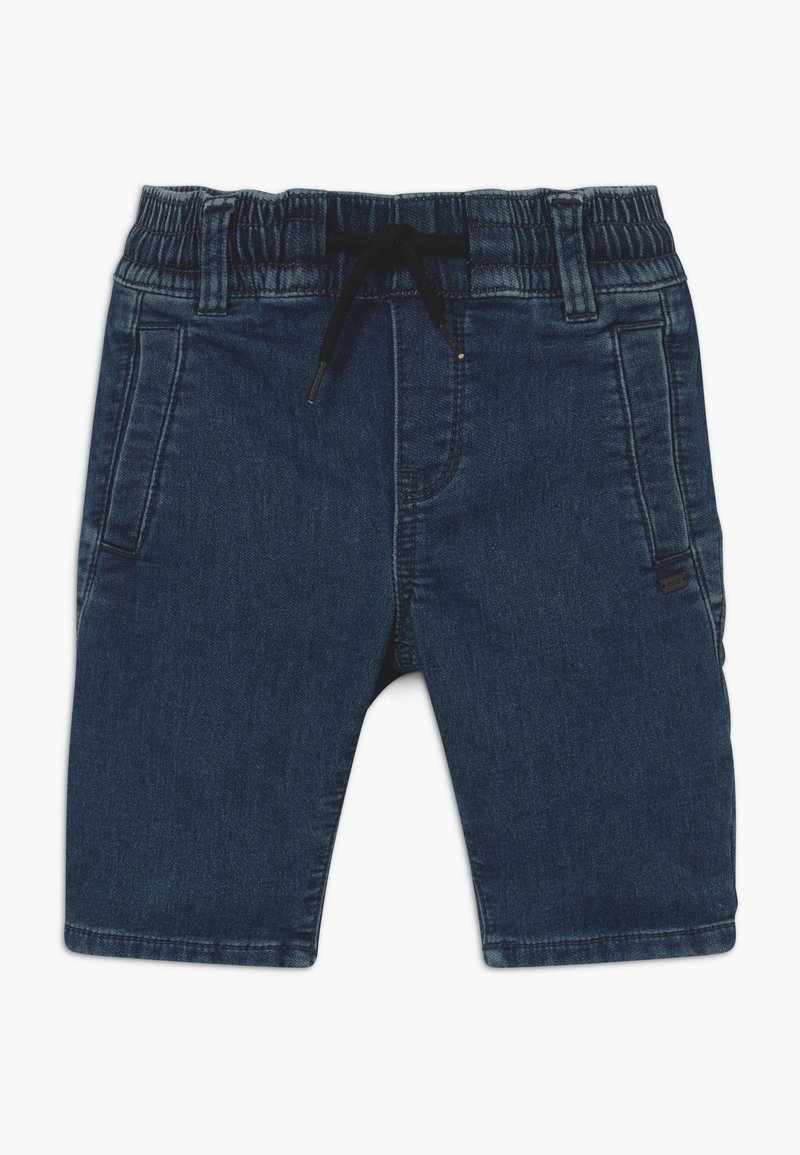 Pantalones cortos de mezclilla azul oscuro para niños pequeños con cintura elástica, cordón negro, passadores y bolsillos laterales sobre un fondo blanco.