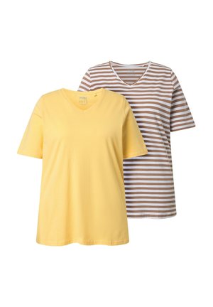 Zwei kurzärmlige V-Ausschnitt-T-Shirts, eines in einfarbigem Gelb und eines weiß mit braunen horizontalen Streifen, auf weißem Hintergrund dargestellt.