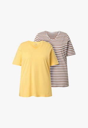 Dos camisetas de manga corta con cuello en V, una en amarillo sólido y otra blanca con rayas horizontales marrones, mostradas sobre un fondo blanco.