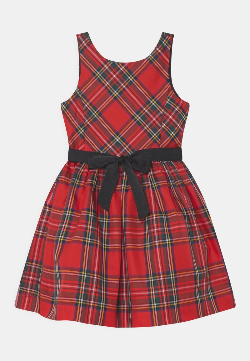 Robe sans manches à carreaux rouges avec des lignes noires, jaunes et blanches, cintrée à la taille par une ceinture noire nouée en ruban.