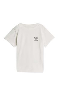 Λευκό κοντόμανικο μπλουζάκι με ριμπ υφή και στρογγυλή λαιμόκοψη. Διαθέτει μικρό μαύρο λογότυπο Adidas στο αριστερό στήθος.