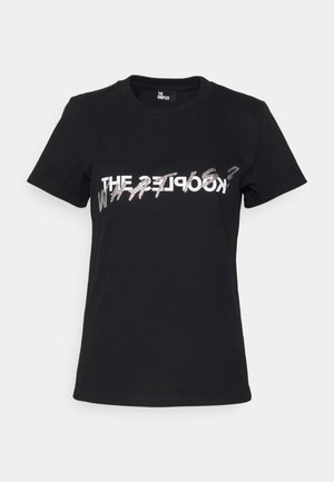 T-shirt preta de algodão com decote redondo, apresentando um design gráfico diagonal em branco e refletivo na frente.
