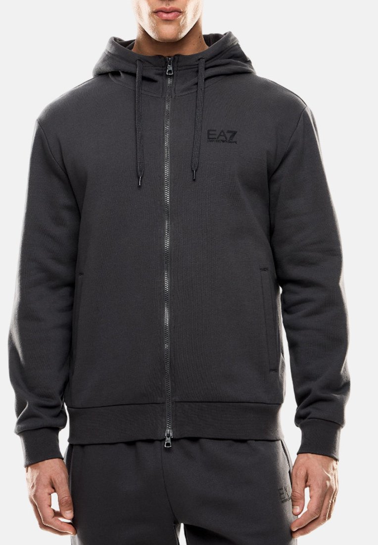 Felpa con zip di colore grigio scuro, dotata di coulisse regolabile, polsini a coste e due tasche laterali. Presenta un logo discreto sul petto.