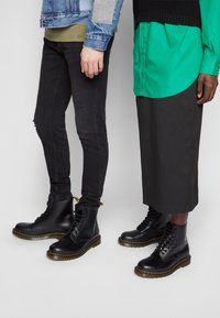 Dr. Martens Stivaletti stringati - black