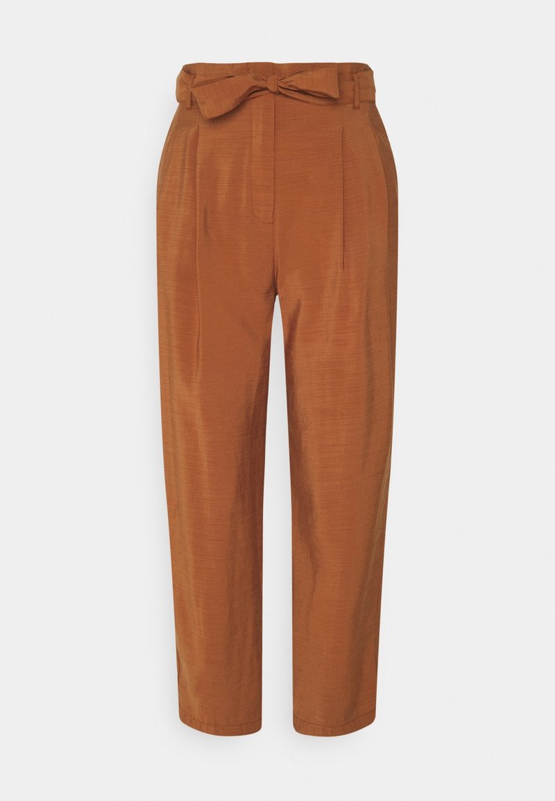 Brązowe spodnie z wysokim stanem o miękkiej fakturze, z przodu ozdobione kokardą i plisami, o prostych nogawkach, bez widocznych zapięć.
